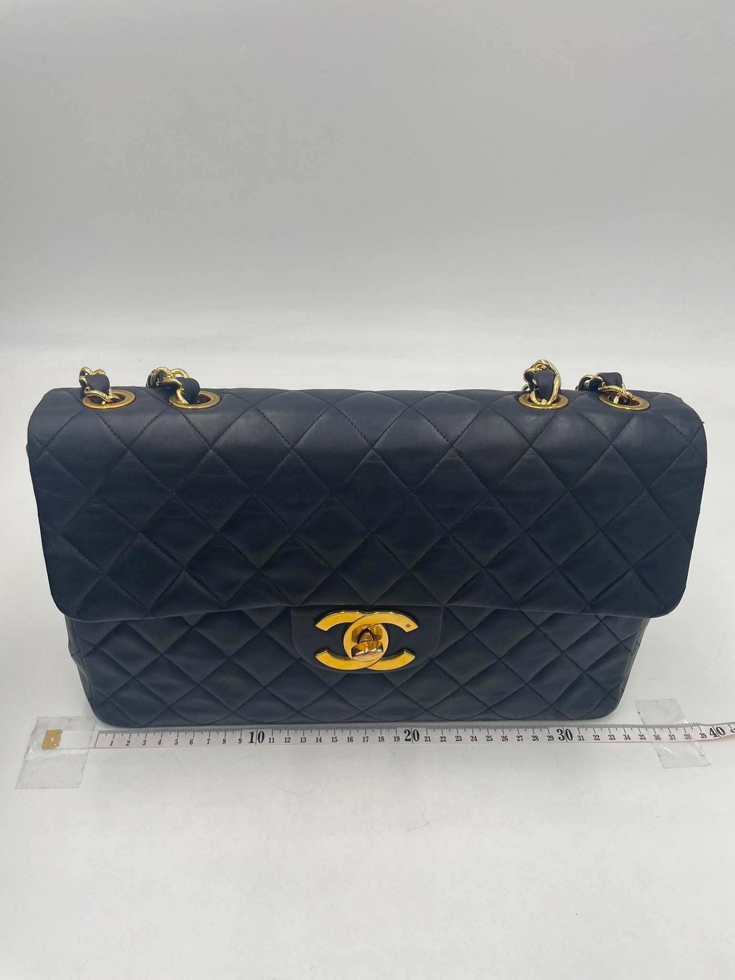 CHANEL chainbag