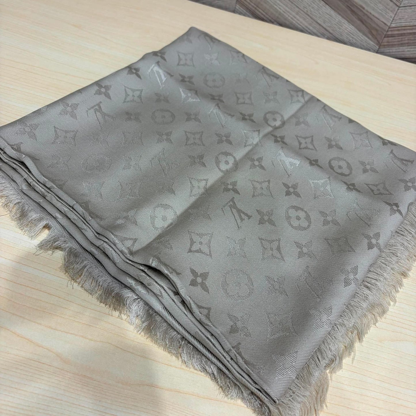 LV scarf